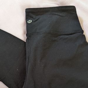 Black wunder under size 4 21 inseam cropped